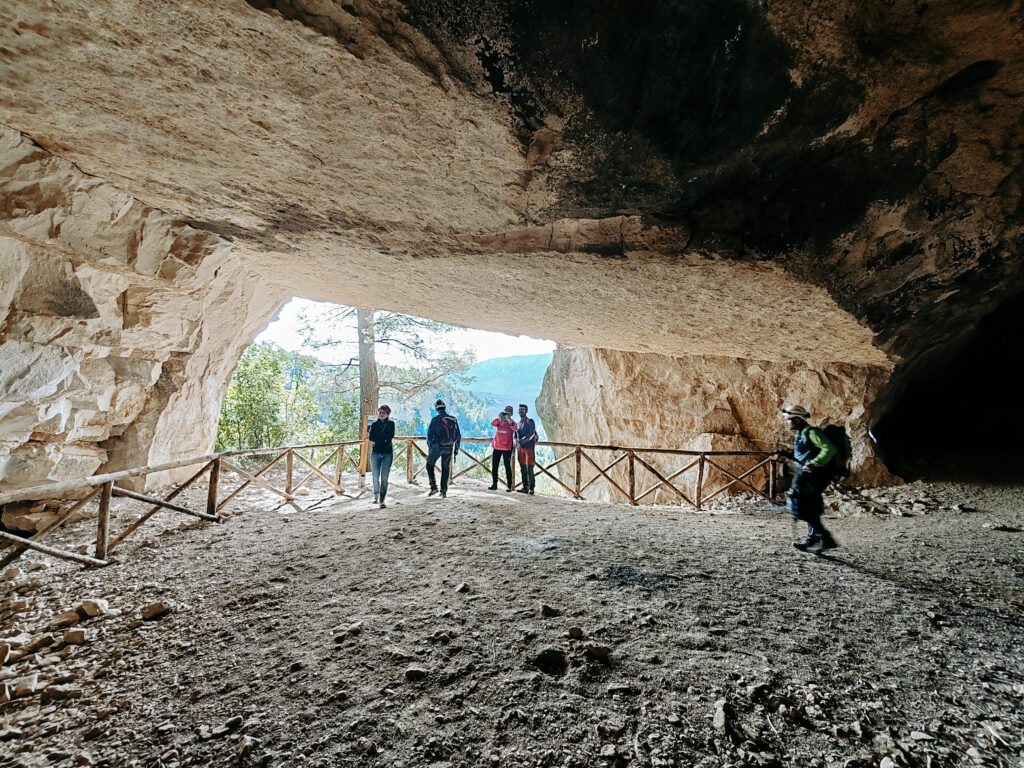 La Grotta Scura. Bolognano. Abruzzo. escursione speleologica. affaccio sulla valle dell'Orta_