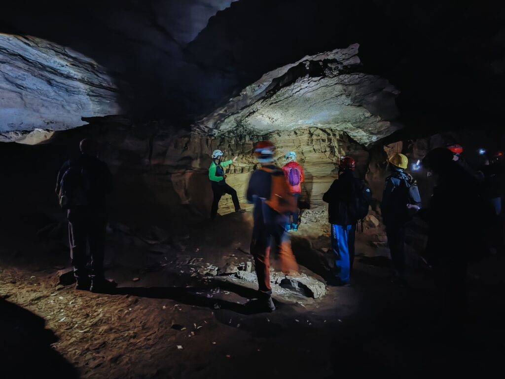 La Grotta Scura. Bolognano. Abruzzo. escursione speleologica. lungo la galleria interna
