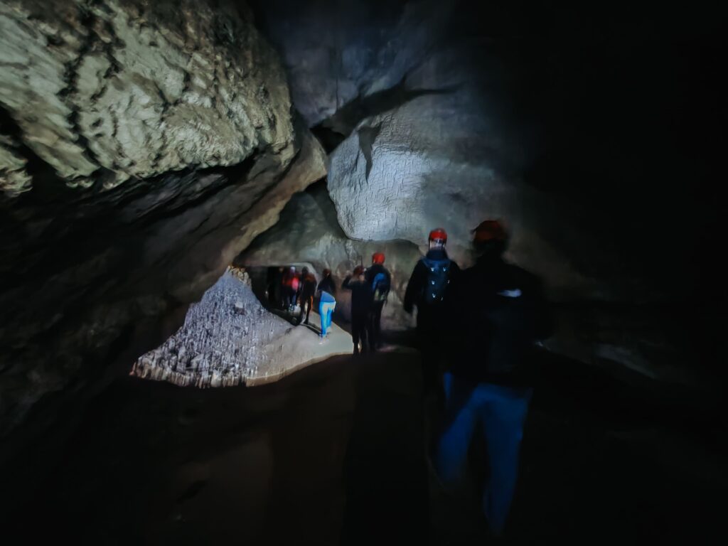 La Grotta Scura. Bolognano. Abruzzo. escursione speleologica. lungo la galleria interna_