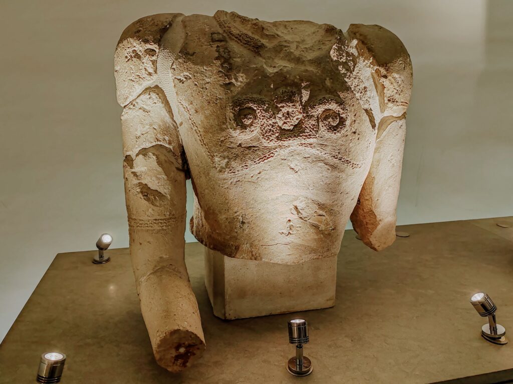 oppidum d'Entremont. la collezione archeologica permanente al Museo di Aix en-Provence_teste. busto guerriero-eroe
